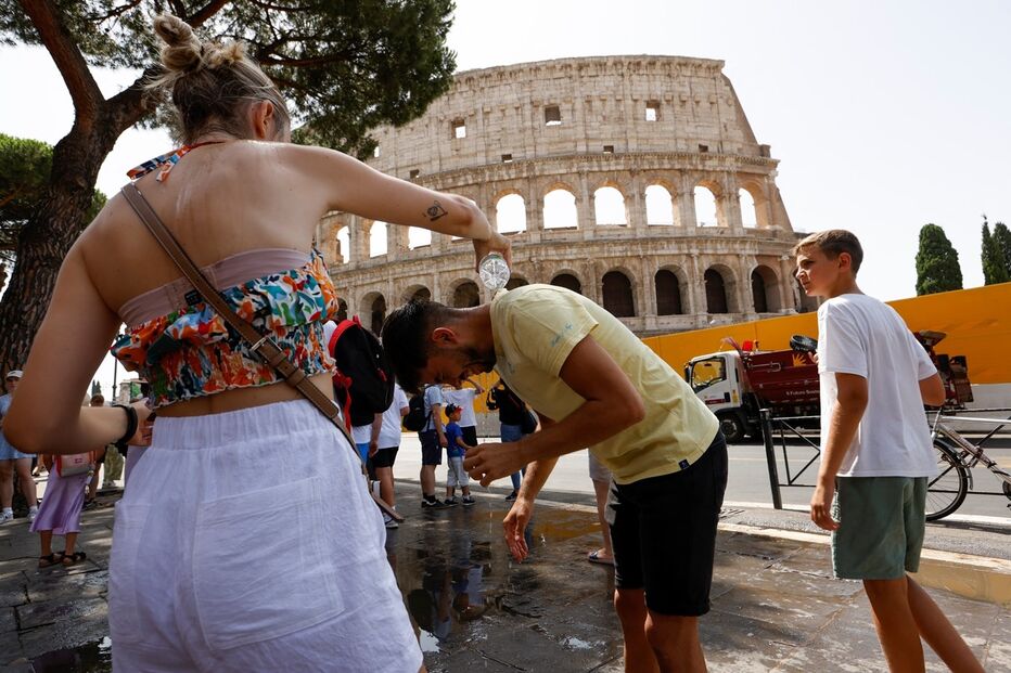 Turistas refrescam-se em Roma, que ontem chegou aos 41,8ºC