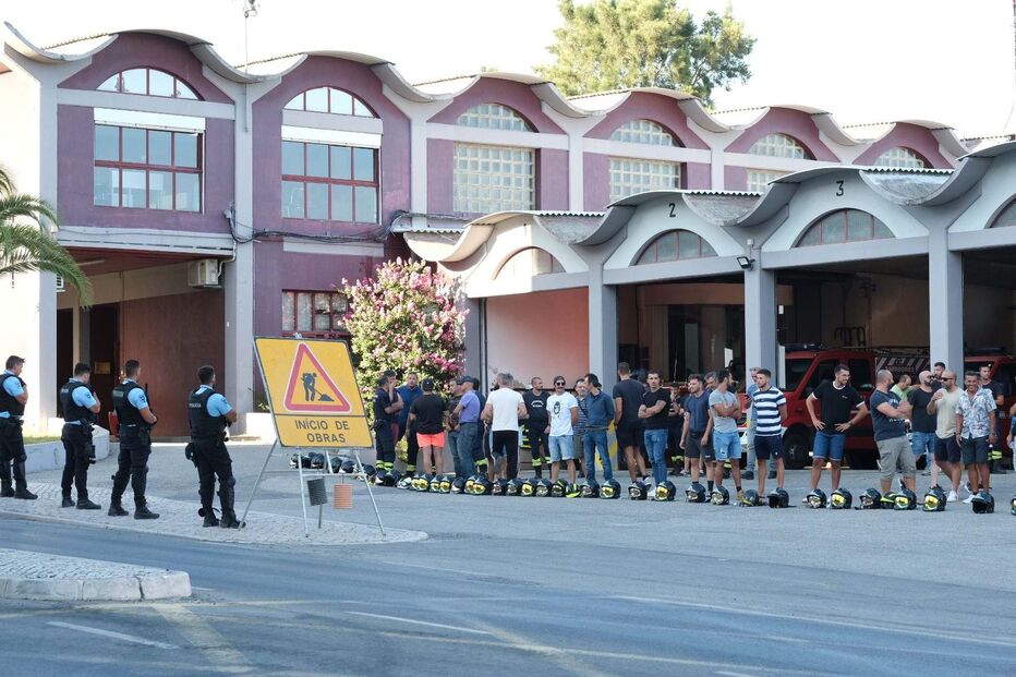 Protesto em frente ao quartel dos Sapadores de Setúbal
