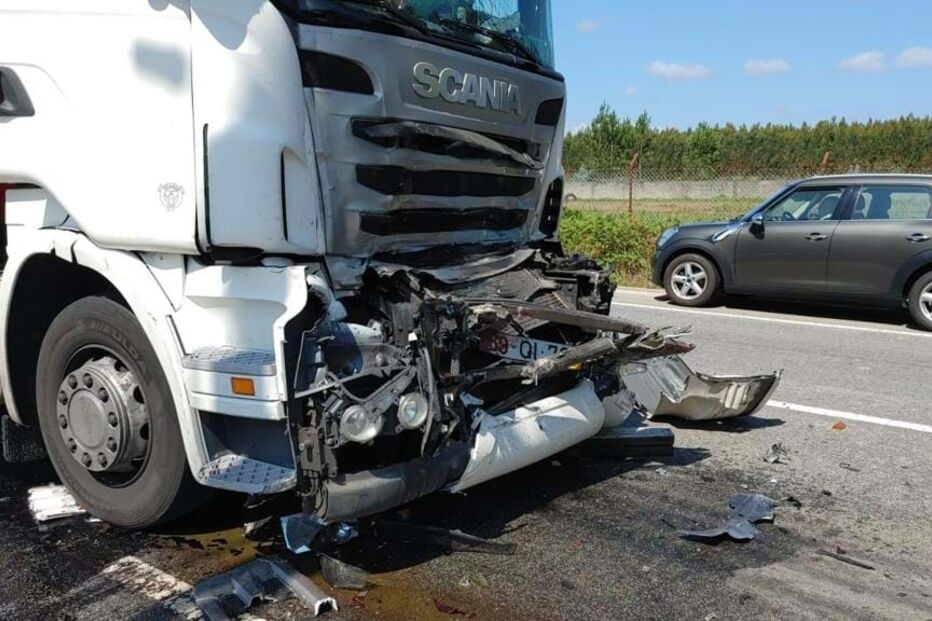 Colisão entre dois camiões em Albergaria-a-Velha