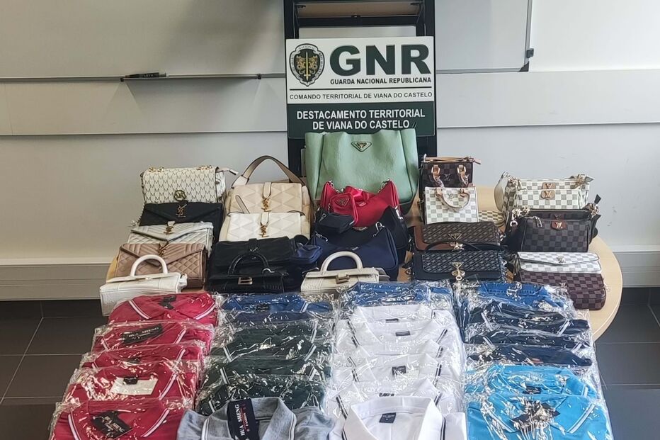 Roupa e malas contrafeitas apreendidas pela GNR