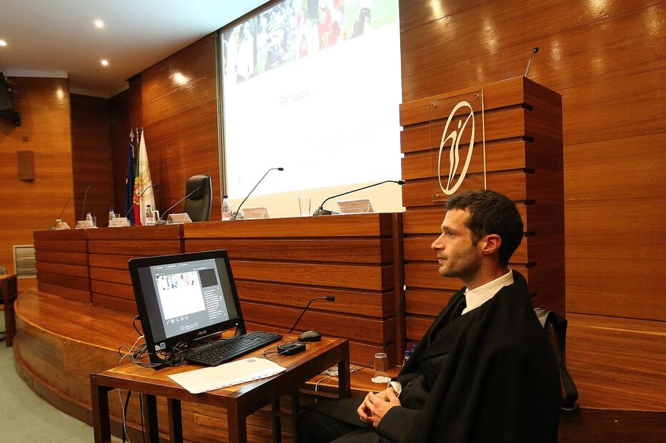 Teses de doutoramento ou investigações premiadas pagam imposto