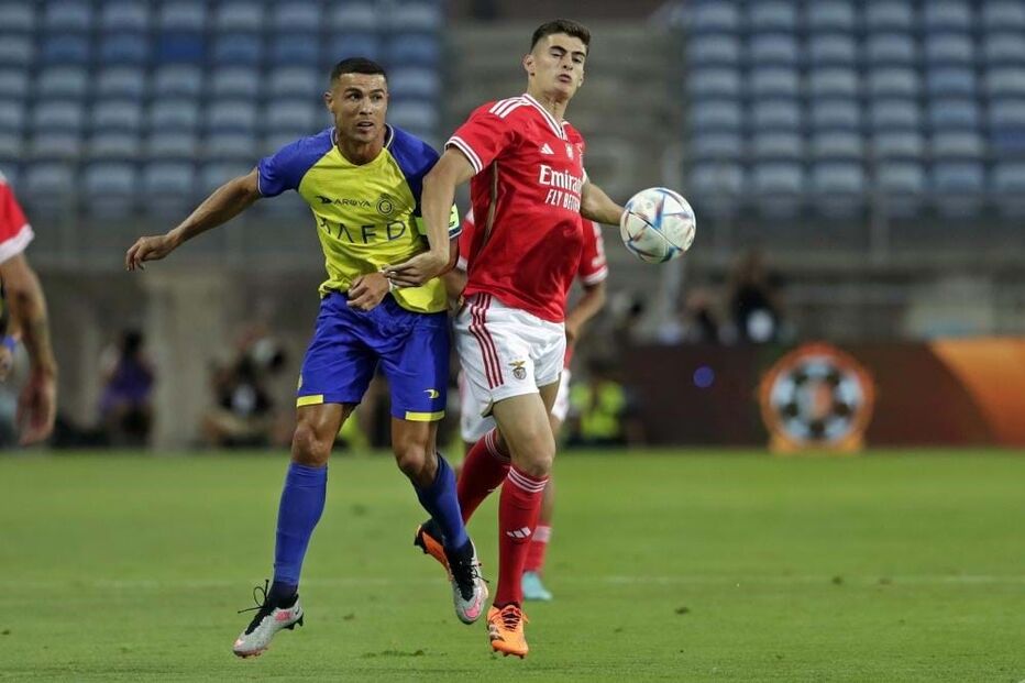 Cristiano Ronaldo, capitão do Al Nassr, num duelo com o menino António Silva, ambos colegas na seleção nacional