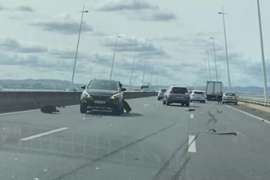 Colisão entre quatro veículos na Ponte Vasco da Gama