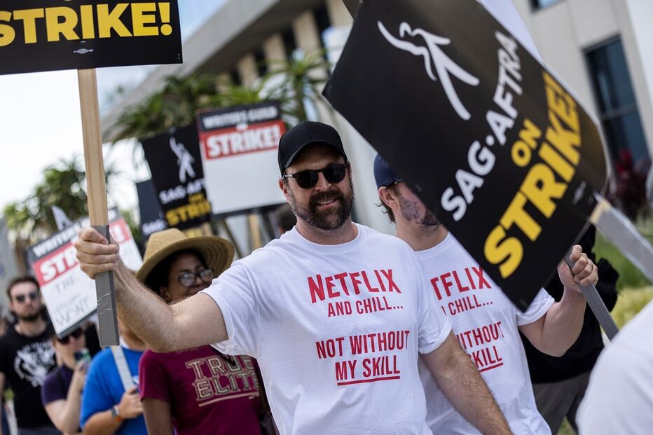 Atores e argumentistas em protesto frente à sede da Netflix