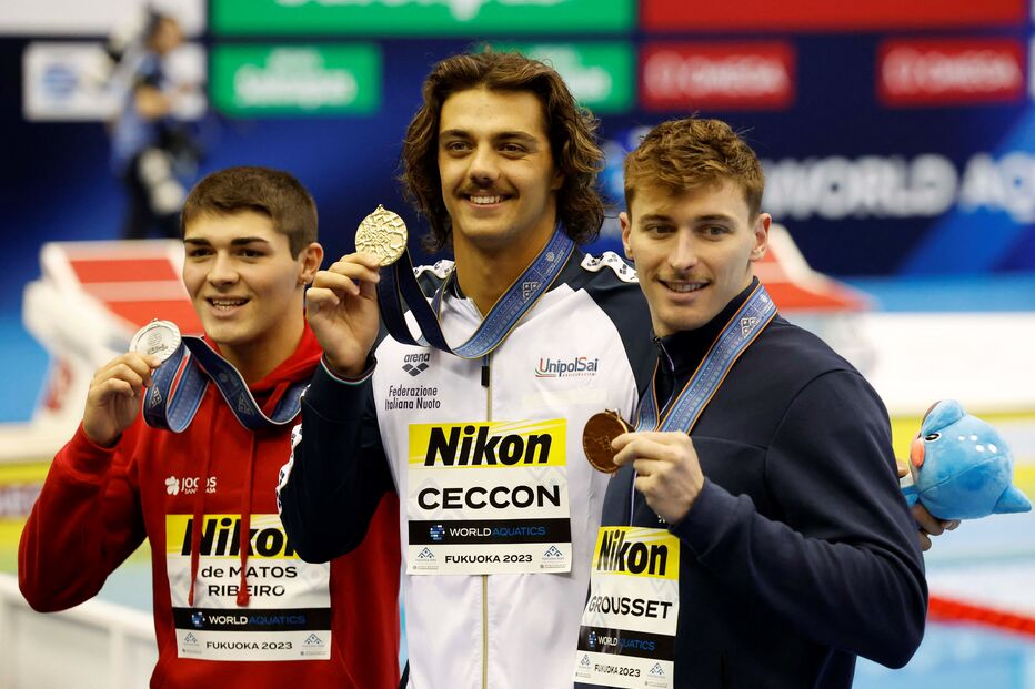 Diogo Ribeiro (à esquerda) com os restantes nadadores que conseguiram um lugar no pódio