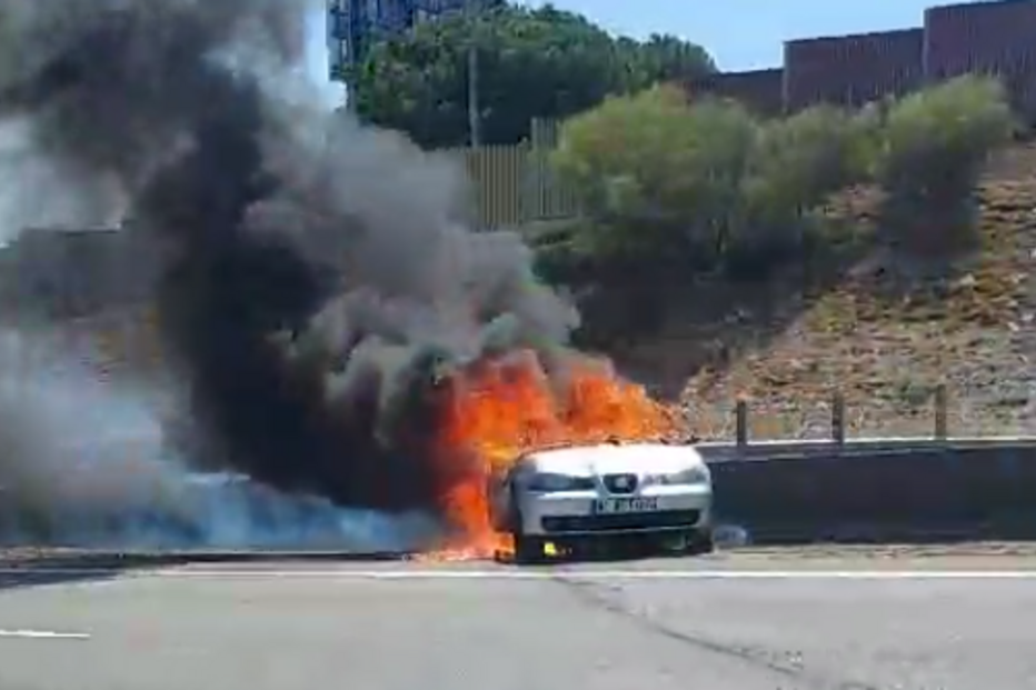 Carro arde na A2 junto à saída para Almada