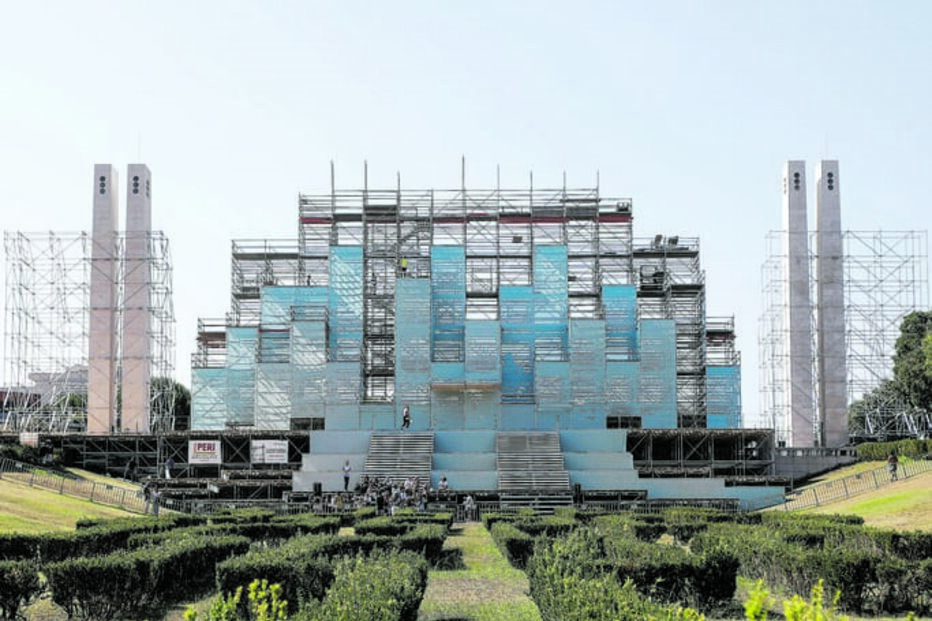 Altar-palco tem 40 metros de largura e 24 metros de altura. Ocupa uma área total de 430 m2   