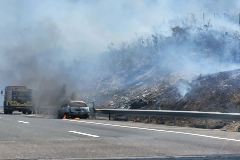 Carro arde perto da Serra do Caldeirão