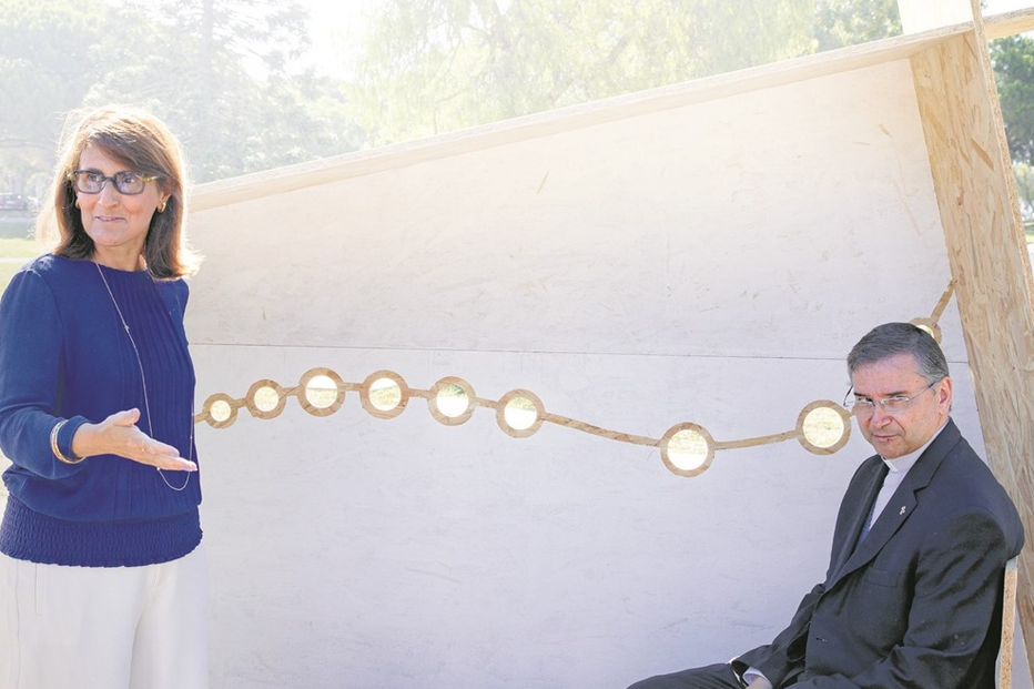 A ministra  da Justiça, Catarina Sarmento e Castro, e D. Américo Aguiar no confessionário