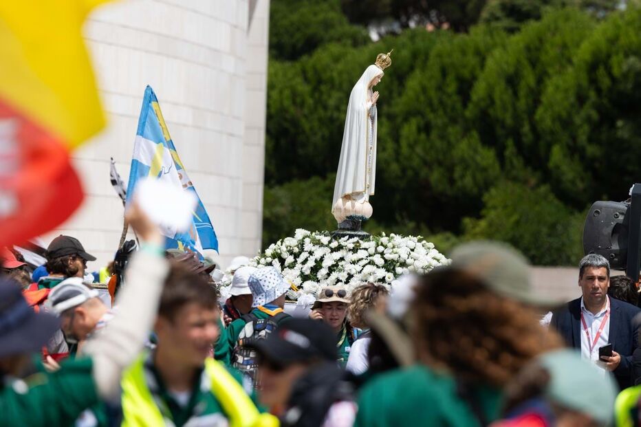 Jovens peregrinos de vários países levam a imagem nº 2 de Nossa Senhora de Fátima