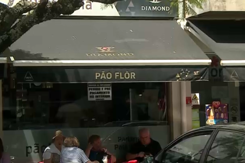 Assaltantes roubam máquina de tabaco em padaria no Porto