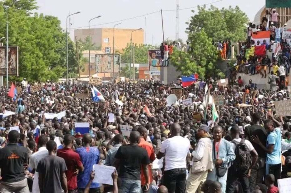 Manifestação junto à embaixada francesa em Niamey