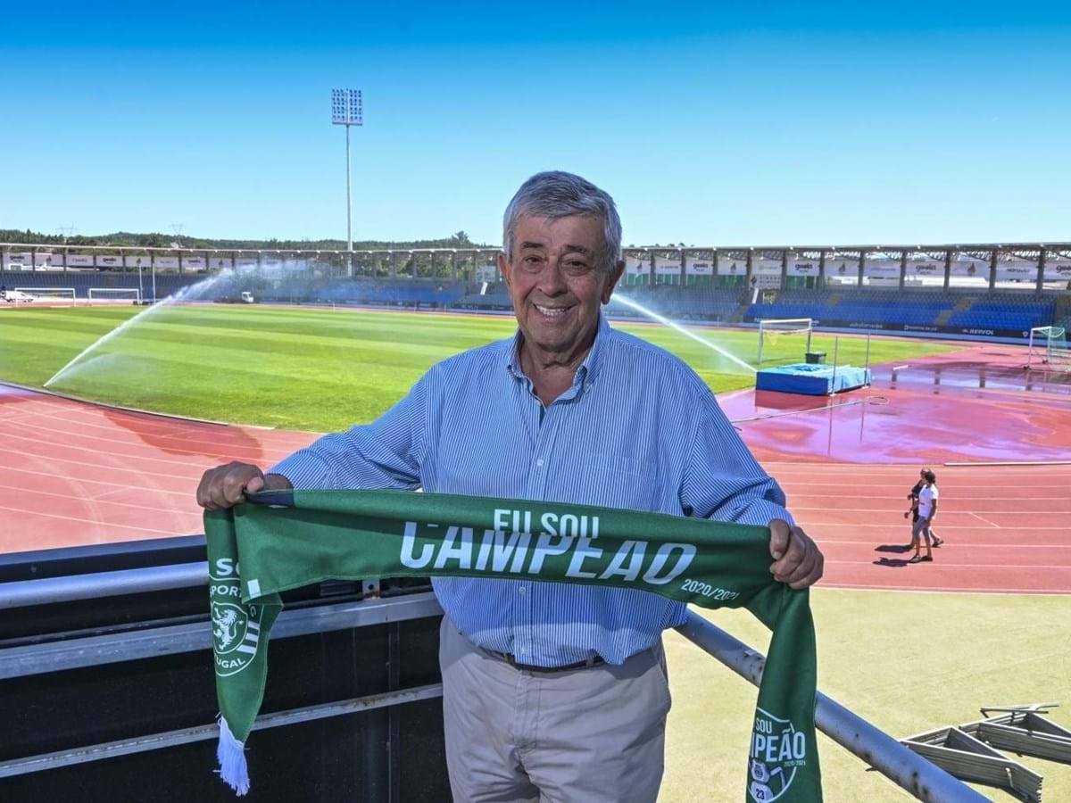 Paragem cardíaca. Jogador do Luton colapsa em campo e jogo foi