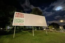 Cartazes contra abusos sexuais na Igreja espalhadas pela capital