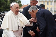 Marcelo Rebelo de Sousa beija a mão do Papa Francisco