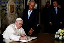 Papa Francisco escreve no livro de honra