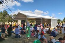 Jovens refugiaram-se na sombra para escapar ao calor