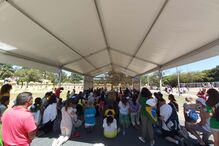 Jovens em orações numa capela montada no Parque do Perdão