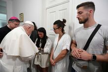 Familiares de peregrina francesa presentes em missa na Nunciatura Apostólica