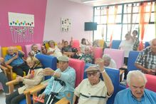 Voluntários visitam o Centro de Apoio à Família em Santarém e trocam pulseiras com os mais velhos