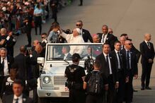 Papa Francisco abençoa crianças e bebés no Santuário de Fátima