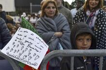 Milhares de pessoas aguardam pelo Papa Francisco no Santuário de Fátima