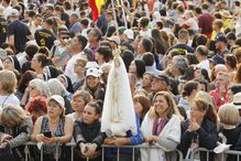 Milhares de pessoas aguardam pelo Papa Francisco no Santuário de Fátima