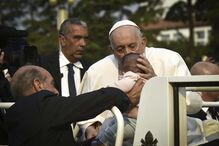 Papa Francisco abençoa crianças e bebés no Santuário de Fátima