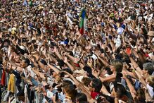 Milhares de fieis saúdam o Santo Padre