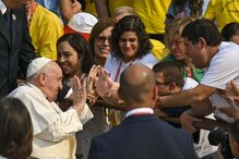 Papa Francisco cumprimenta fieis