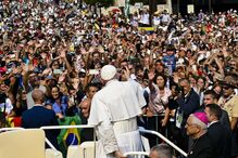 Papa Francisco despede-se dos peregrinos no Santuário de Fátima