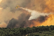 Avião faz descarga em fogo