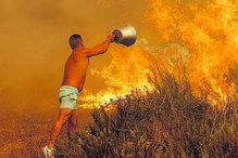 Populares atiram água para as chamas