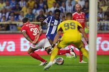 Zaidu tenta ultrapassar defesa do Benfica