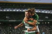 Daniel Bragança festeja com Gyökeres um dos golos do sueco contra o Vizela