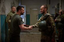 Selfies e apertos de mão: Zelensky encontra-se com tropas ucranianas na frente oriental