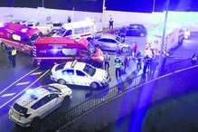 Carro que atropelou o menino no local da tragédia