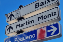 Bordalo II pinta de vermelho sinalética com representação das touradas