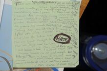 A polícia de Cheshire divulgou imagens de notas escritas pela enfermeira considerada culpada pela morte de sete bebés