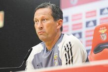 Roger Schmidt  aponta dedo  ao seu guarda-redes
