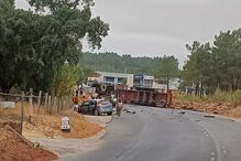 Estrada N10 cortada após colisão entre carro e camião de lenha em Setúbal