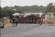 Estrada N10 cortada após colisão entre carro e camião de lenha em Setúbal