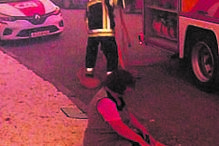 As chamas rodearam as habitações