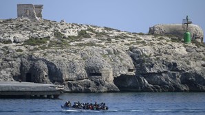 Quase 440 migrantes chegaram à ilha de Lampedusa nas últimas 48 horas