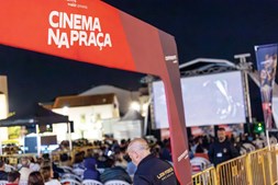 Continente oferece cinema gratuito e ao ar livre em todo o País no verão -  Continente Cinema na Praça - Correio da Manhã