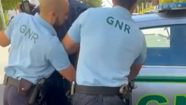 Família cerca e agride dois GNR e um PSP de folga em Sesimbra
