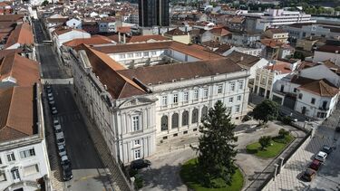 Abandona filha aos seis meses e viola-a aos 14 anos