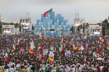 Peregrinos assistem à Missa de Abertura da JMJ no Parque Eduardo VII