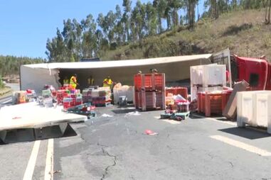 Trânsito condicionado no IC1 após colisão entre dois camiões em São Marcos da Serra