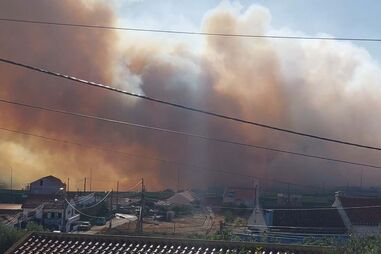 Incêndio em Loures mobiliza 100 bombeiros e um meio aéreo